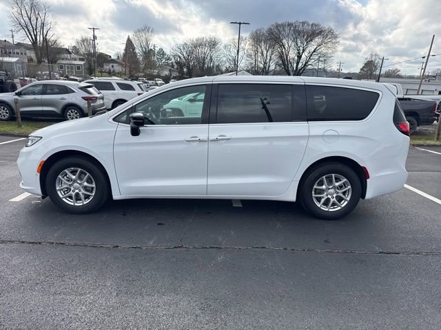 New 2026 Chrysler Pacifica Select image 4