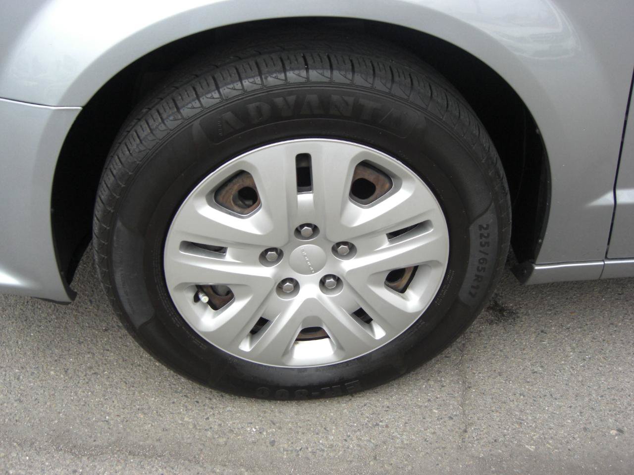 Used 2019 Dodge Grand Caravan SE FWD image 4