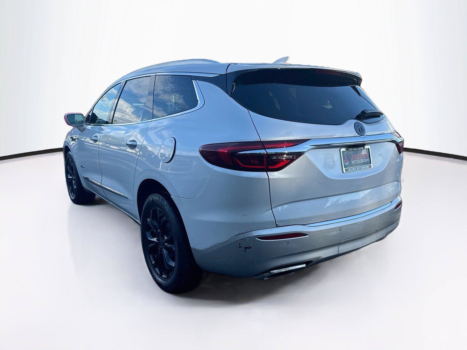 Used 2018 Buick Enclave Avenir w/ Avenir Technology Package FWD image 3