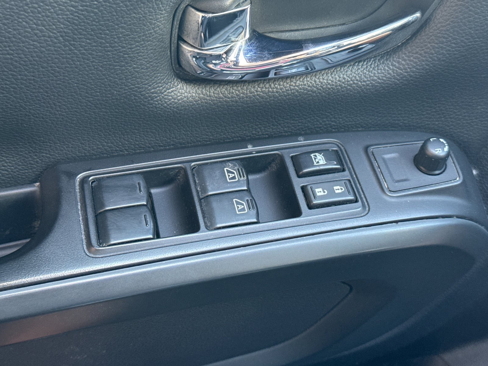 Used 2018 Nissan Titan SV w/ SV Convenience Package AWD/4WD image 12