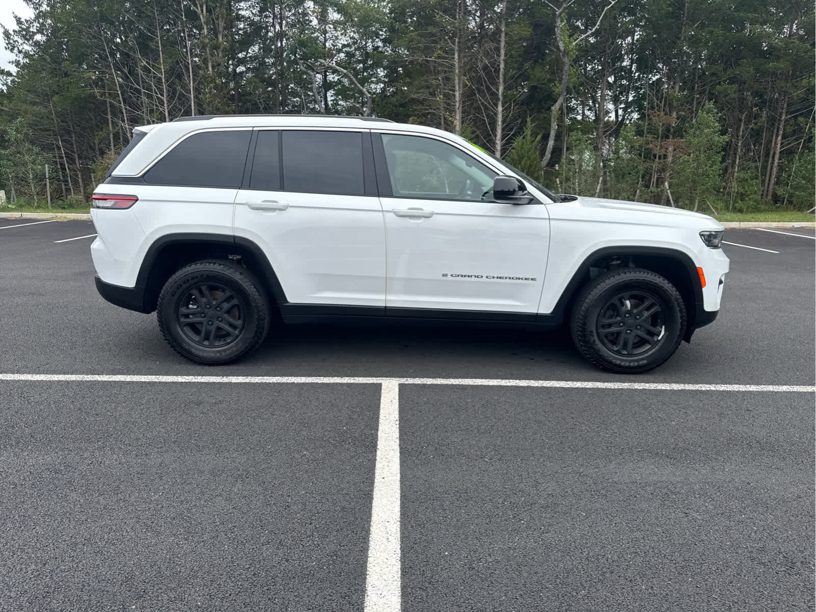Certified 2023 Jeep Grand Cherokee Laredo image 10