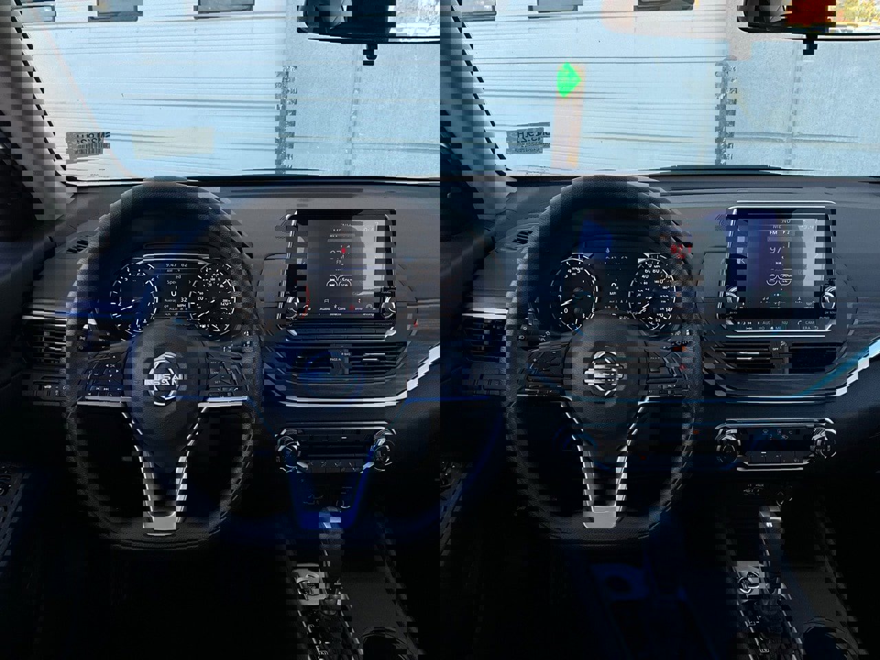 Used 2025 Nissan Altima 2.5 SV image 14