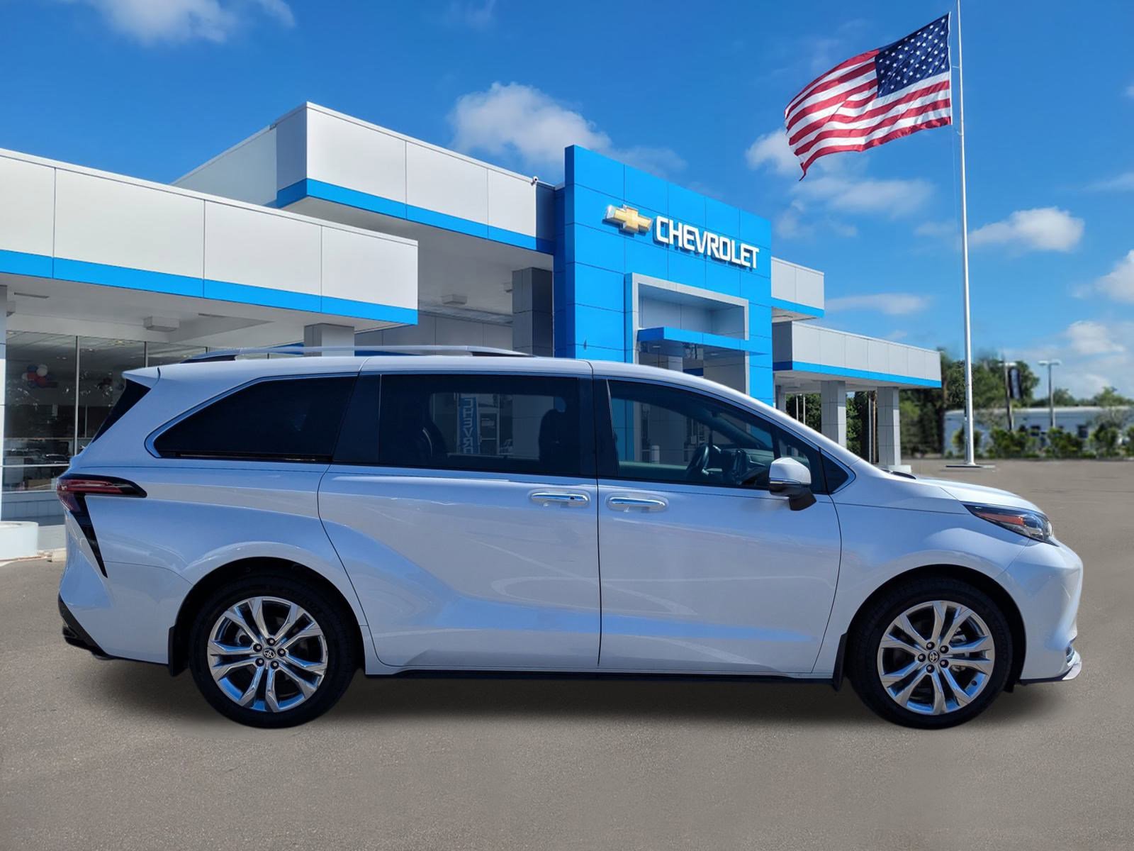 Used 2024 Toyota Sienna Platinum image 3