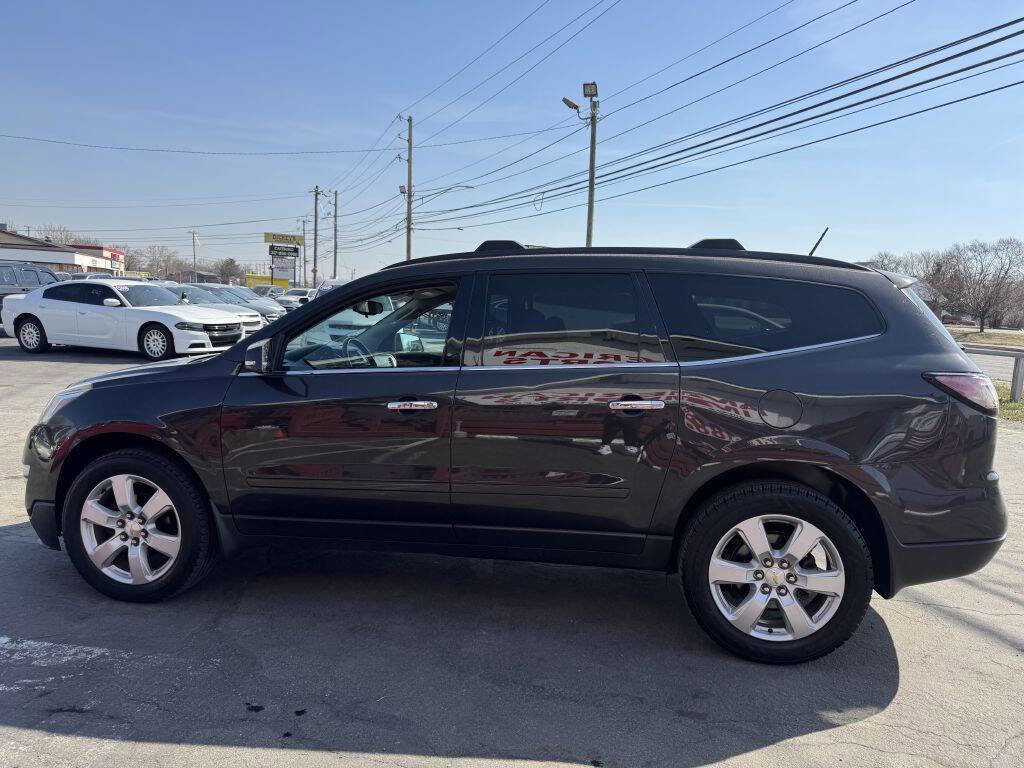 Used 2017 Chevrolet Traverse LT w/ Style and Technology Package image 3