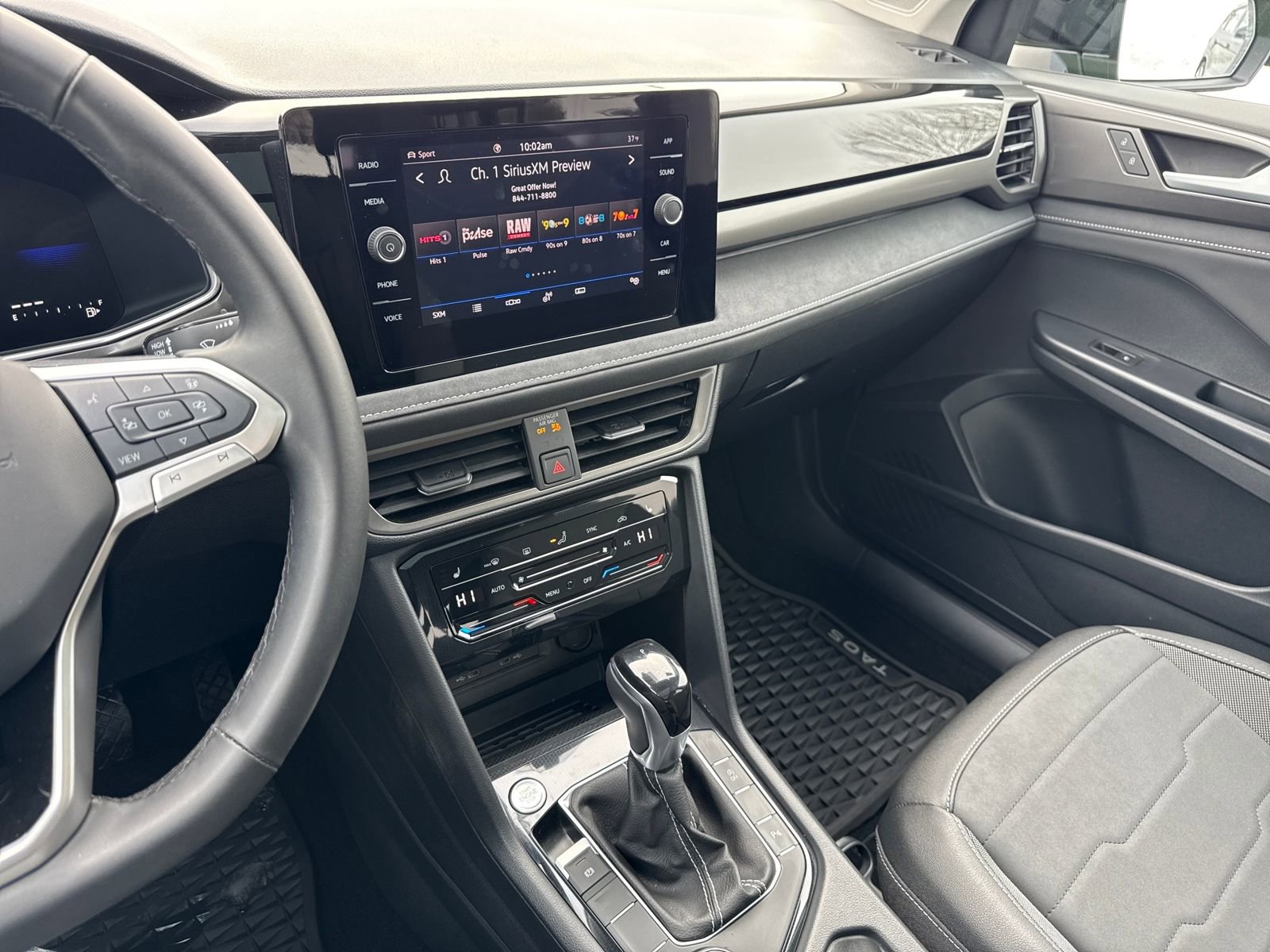 Certified 2025 Volkswagen Taos SE image 18