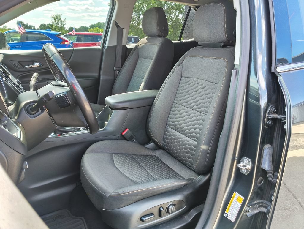 Used 2019 Chevrolet Equinox LT w/ Driver Convenience Package FWD image 2