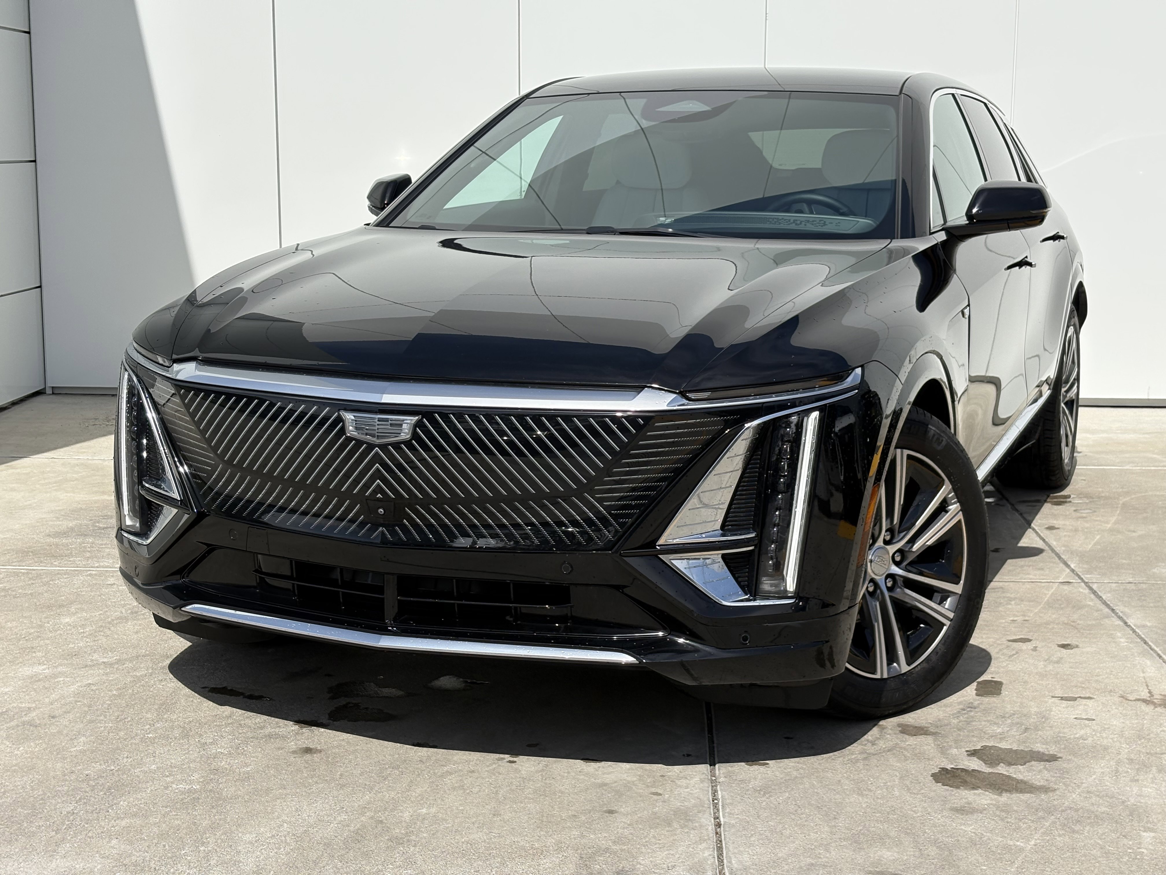 Used 2024 Cadillac Lyriq Luxury w/ LPO, Floor Liner Package AWD/4WD image 1