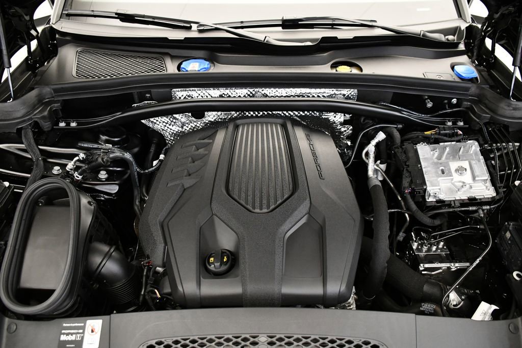 Certified 2025 Porsche Macan image 12