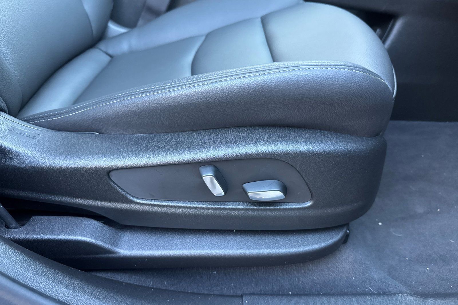 Used 2025 Cadillac XT6 Luxury image 23