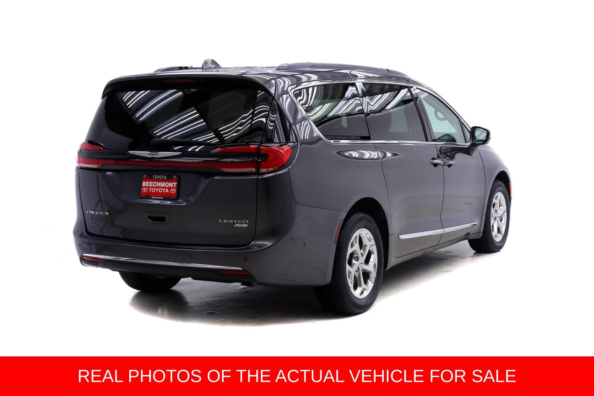 Used 2022 Chrysler Pacifica Limited w/ Uconnect Theater Family Group AWD/4WD image 2