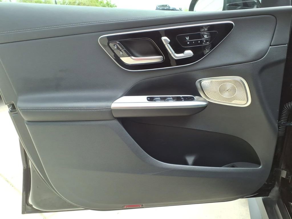 Used 2025 Mercedes-Benz GLC 350e 4MATIC image 10