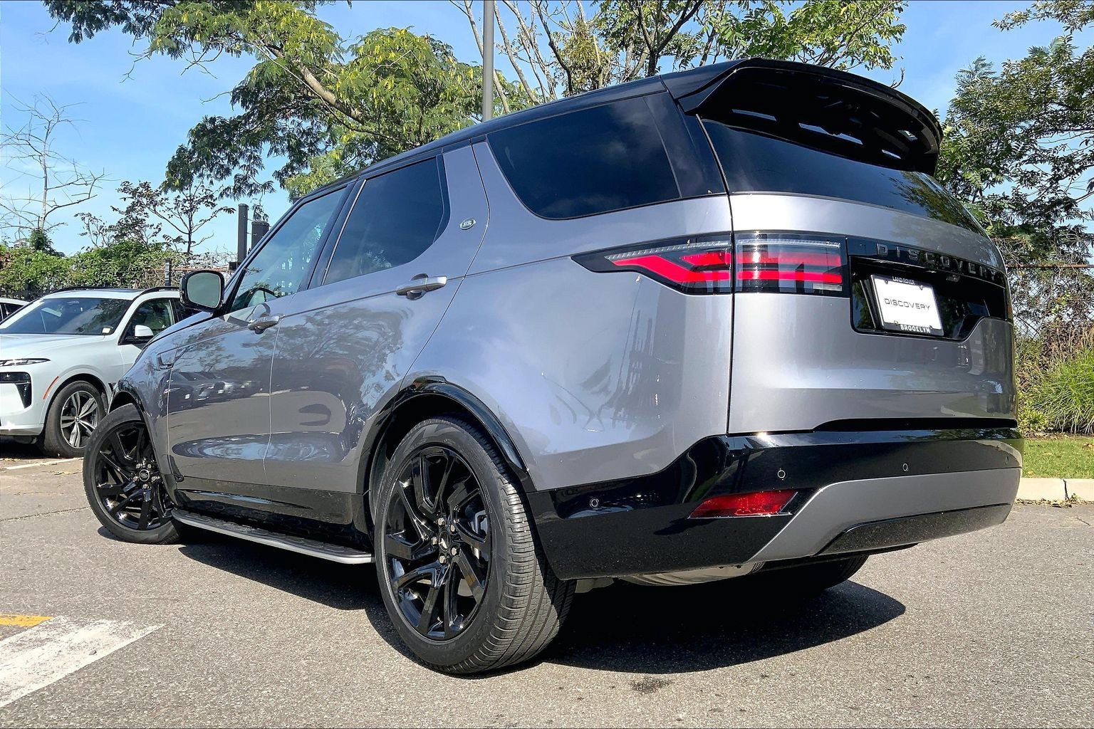 Used 2025 Land Rover Discovery Dynamic SE AWD/4WD image 3