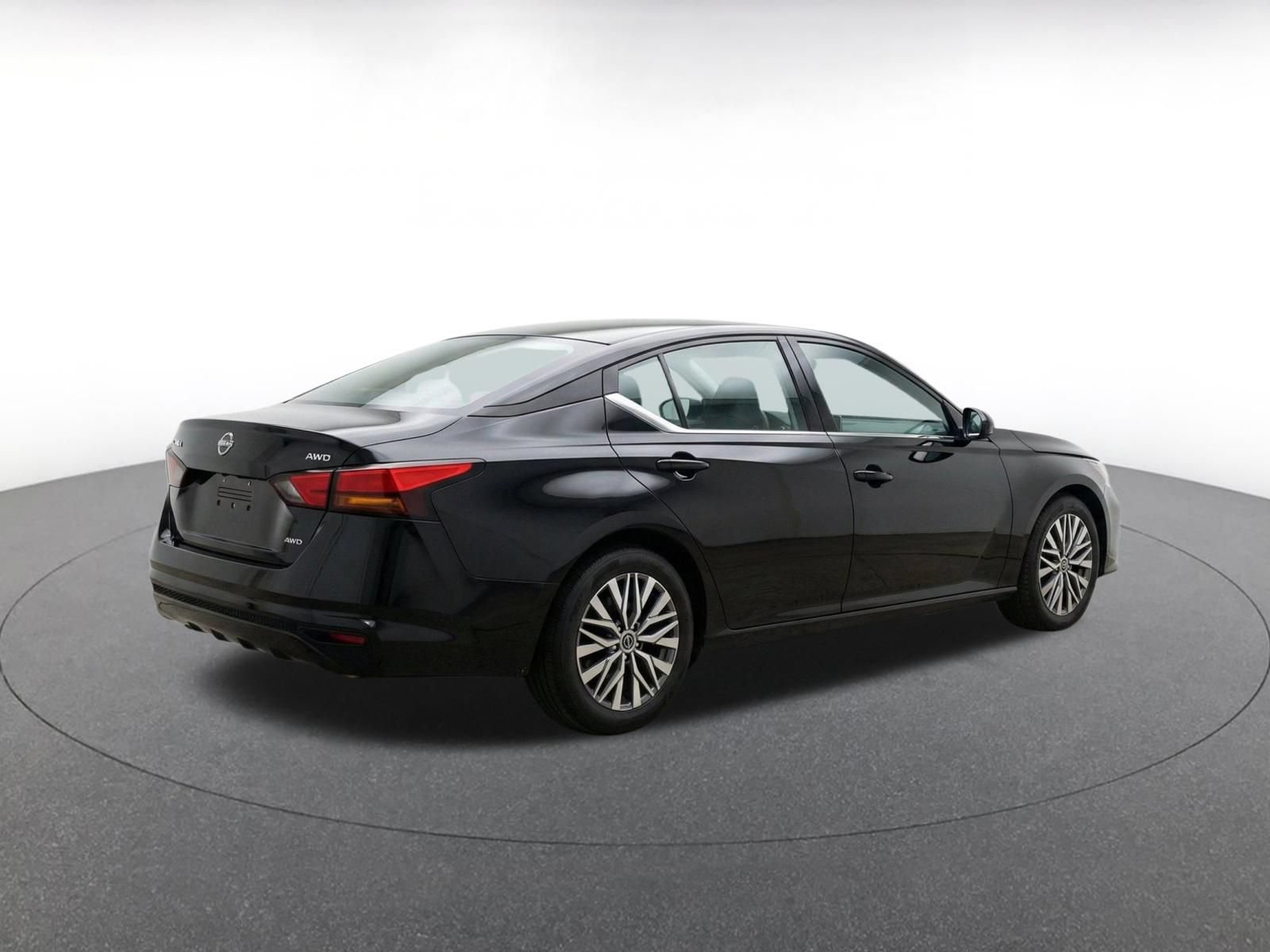 Used 2025 Nissan Altima 2.5 SV FWD image 10