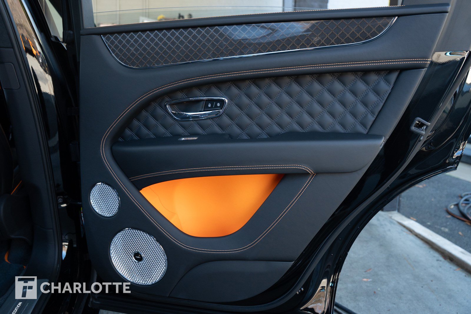 Used 2025 Bentley Bentayga image 38