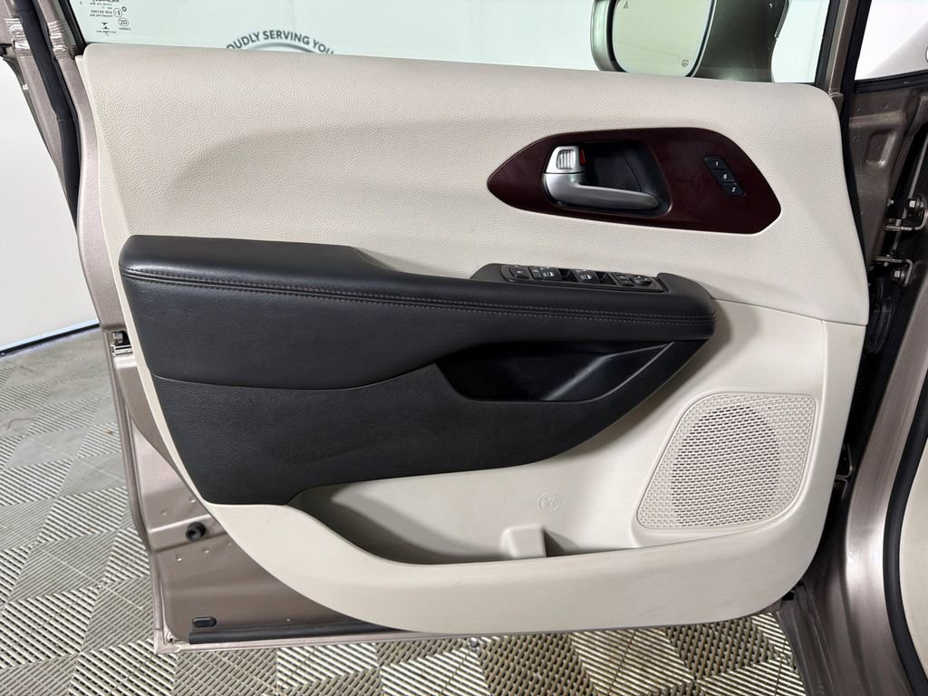 Used 2018 Chrysler Pacifica Limited w/ Tire & Wheel Group FWD image 12