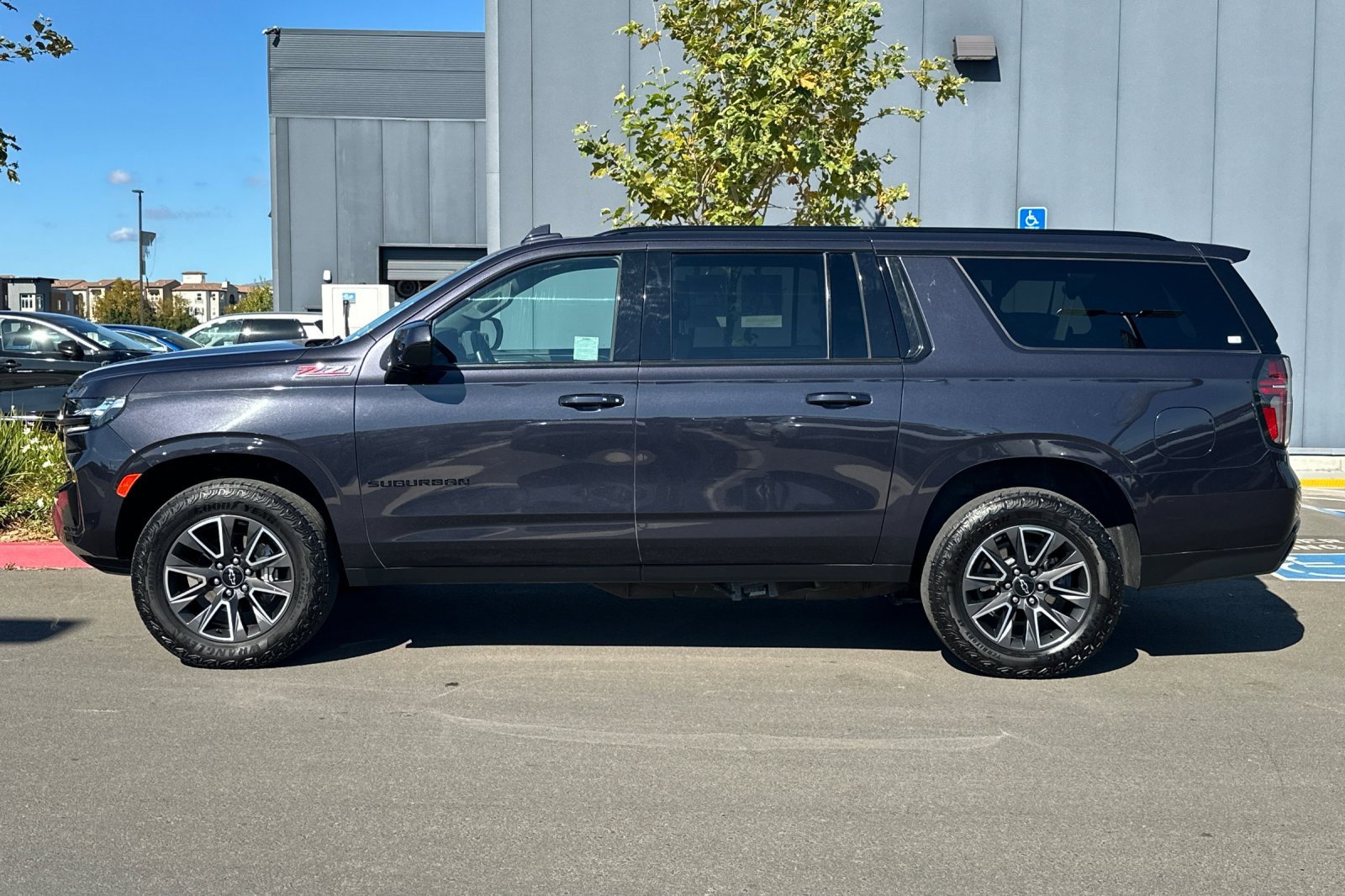 Used 2024 Chevrolet Suburban Z71 image 7