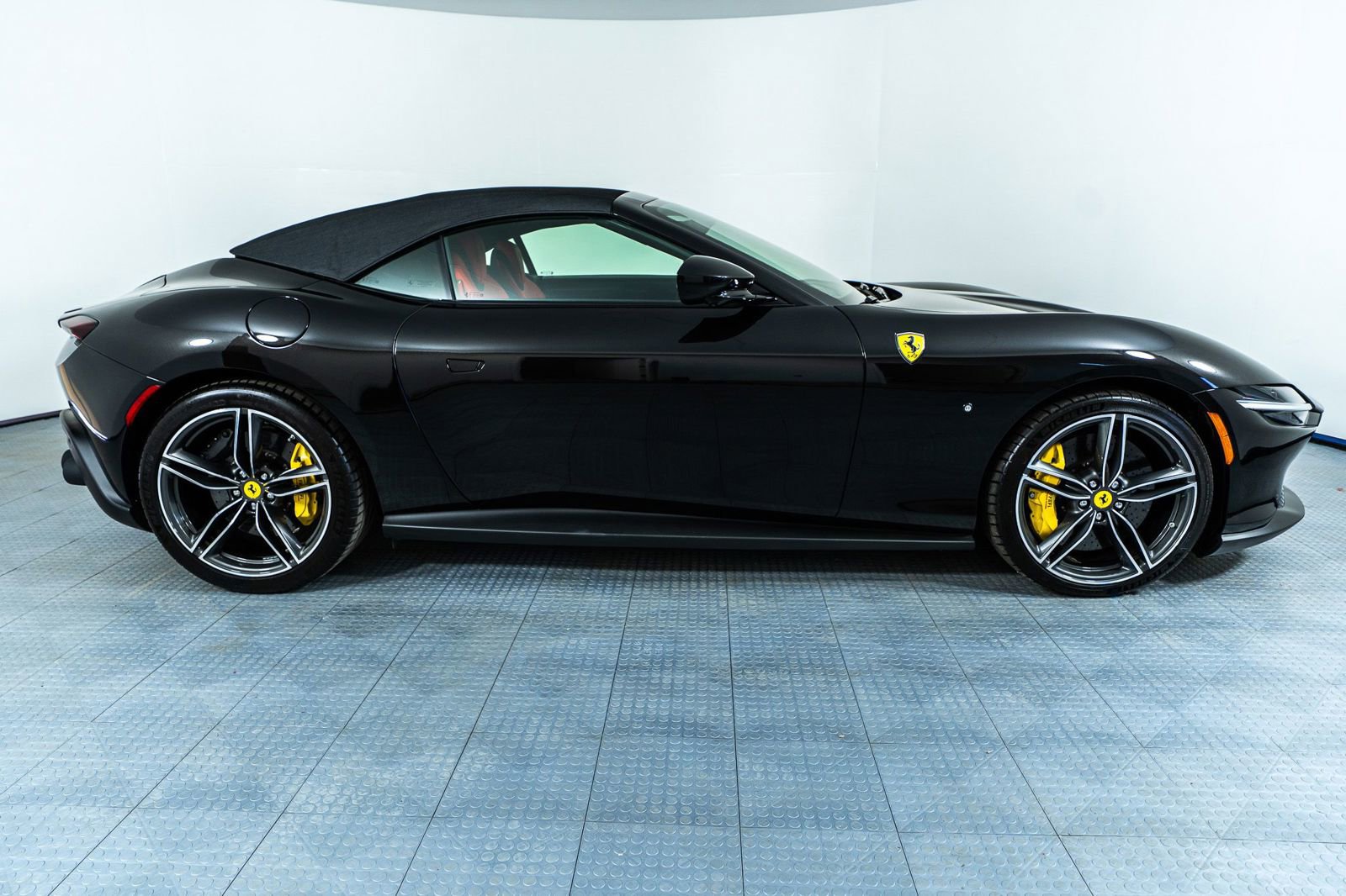 Certified 2025 Ferrari Roma Spider RWD image 39