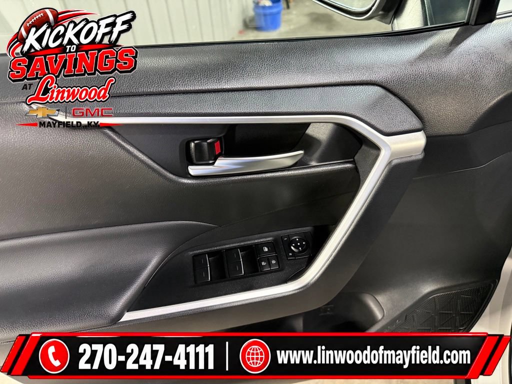 Used 2025 Toyota RAV4 XLE FWD image 12