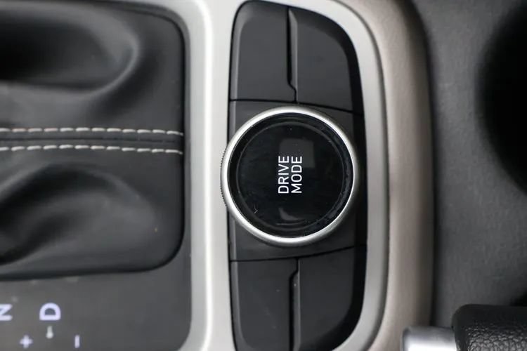 Used 2025 Hyundai Venue SEL FWD image 35