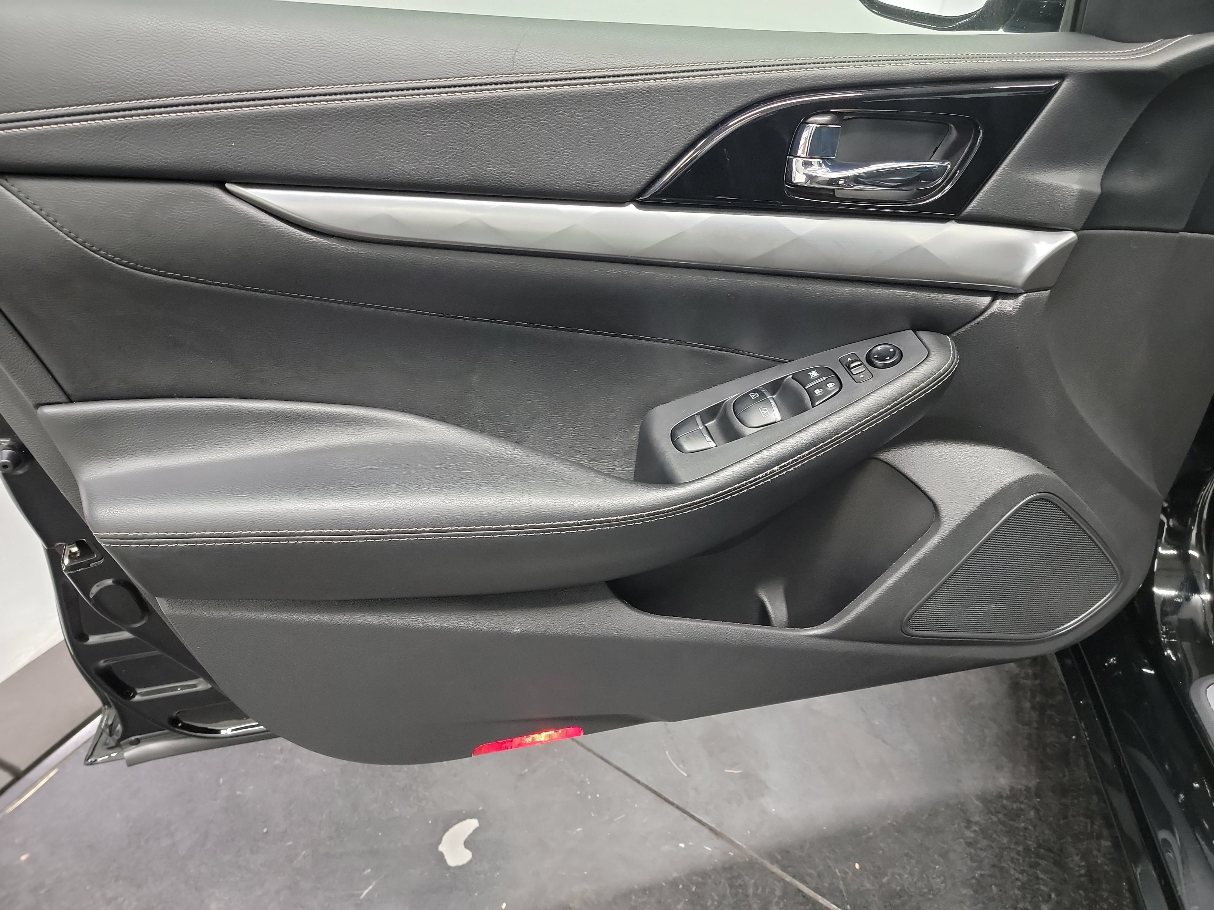 Used 2023 Nissan Maxima SV w/ Floor Mat Group FWD image 13
