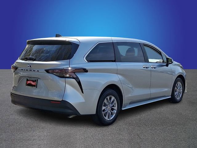 Used 2025 Toyota Sienna LE FWD image 4