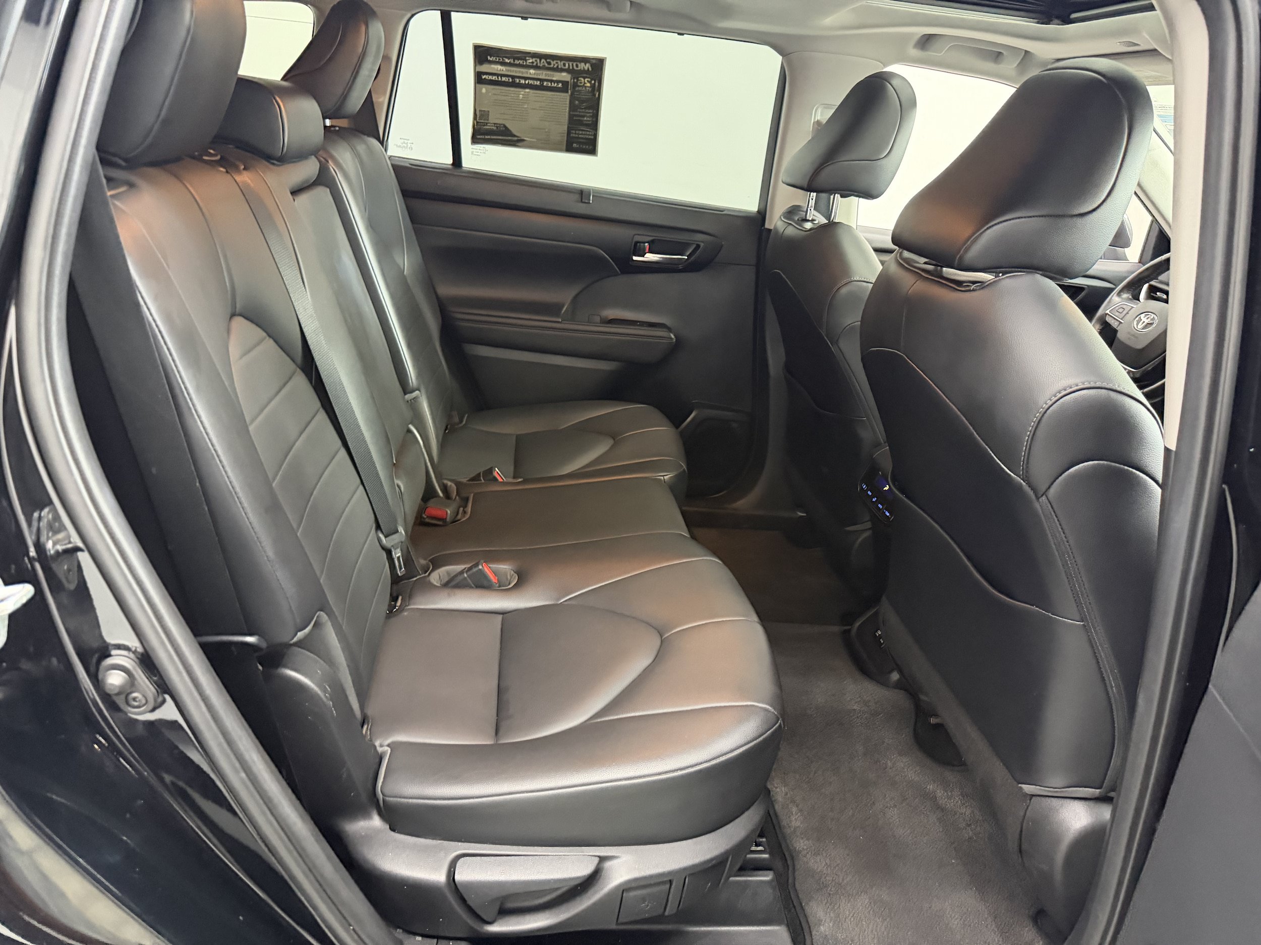 Used 2020 Toyota Highlander XLE AWD/4WD image 26