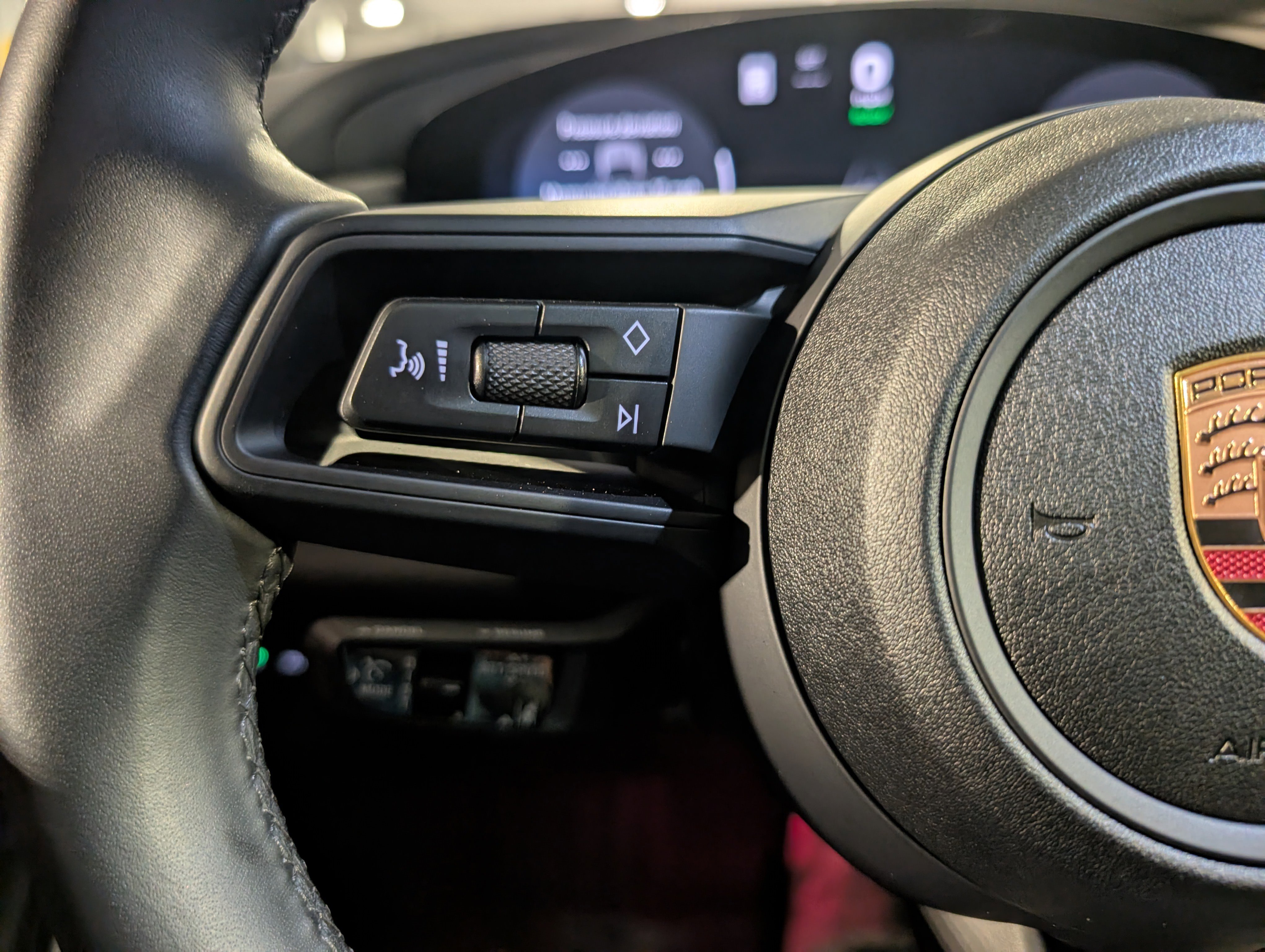 Certified 2025 Porsche Macan Electric image 29