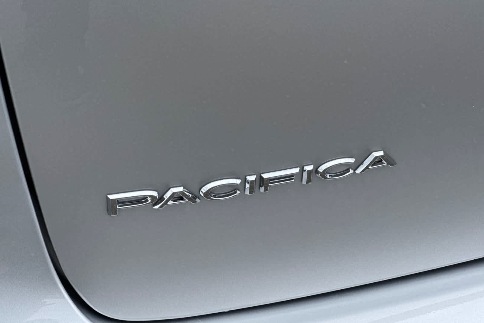 Used 2024 Chrysler Pacifica Touring-L FWD image 33