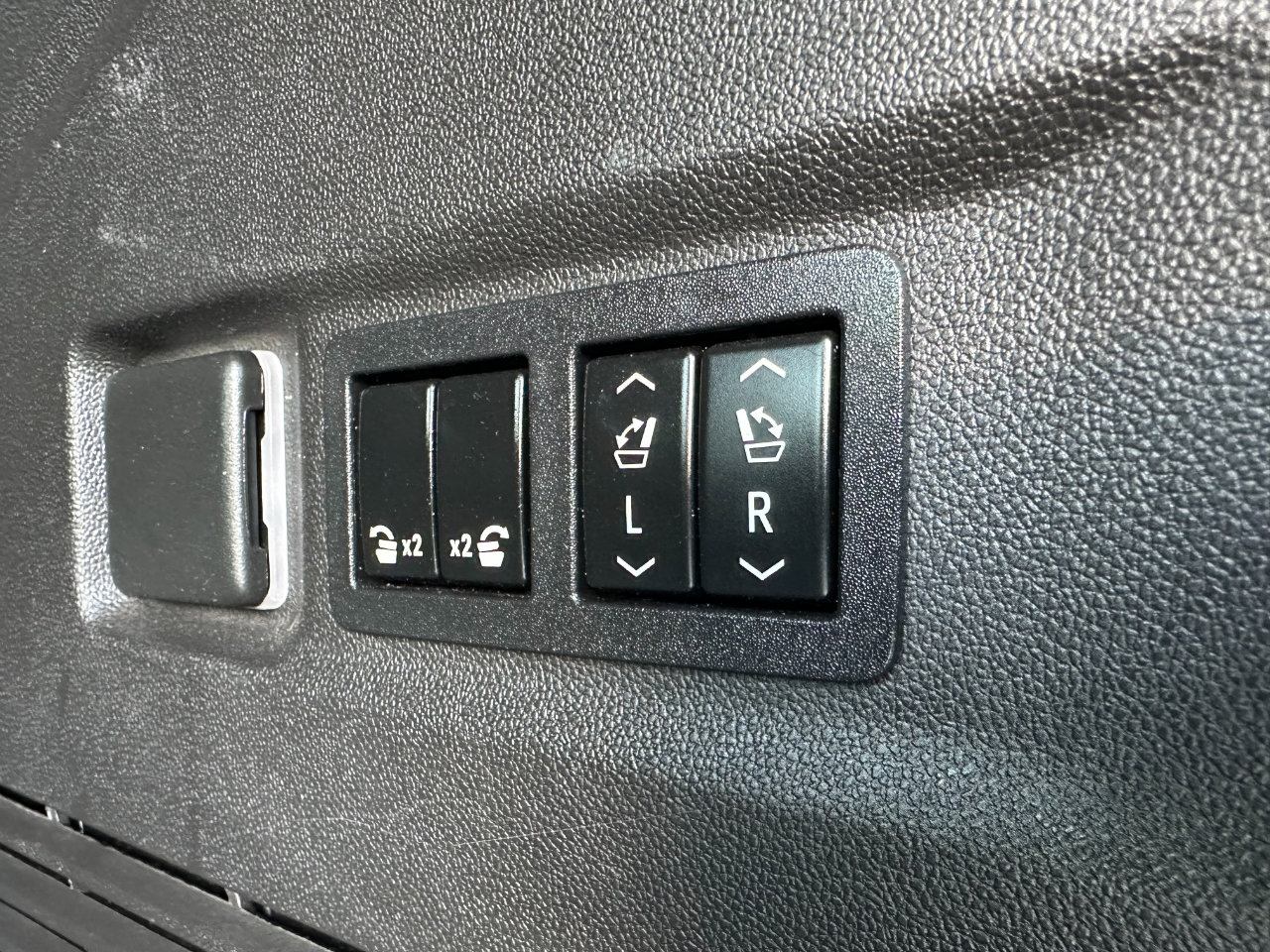 Used 2022 GMC Yukon XL AT4 image 40