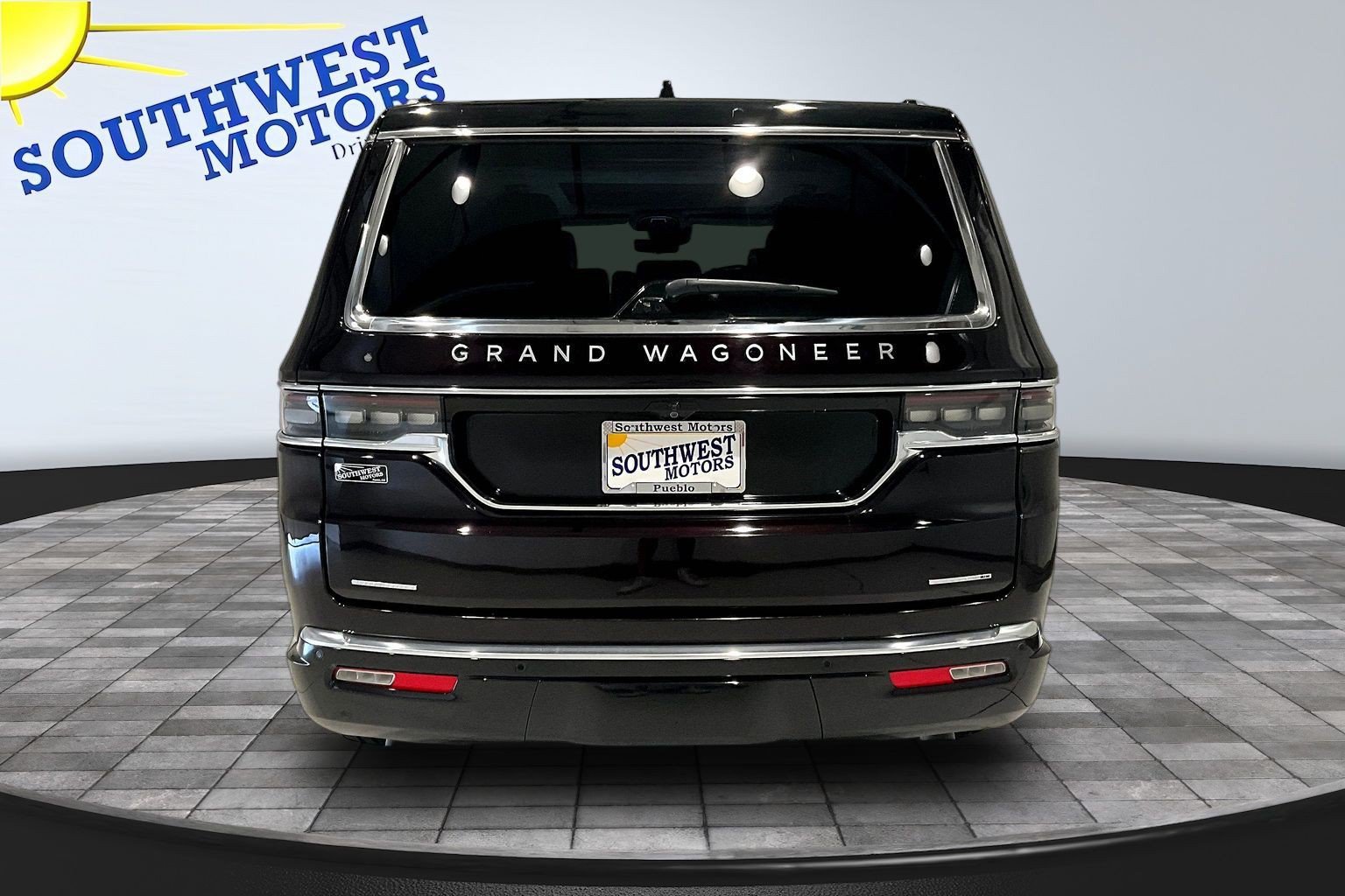 Used 2023 Jeep Grand Wagoneer Series II AWD/4WD image 6
