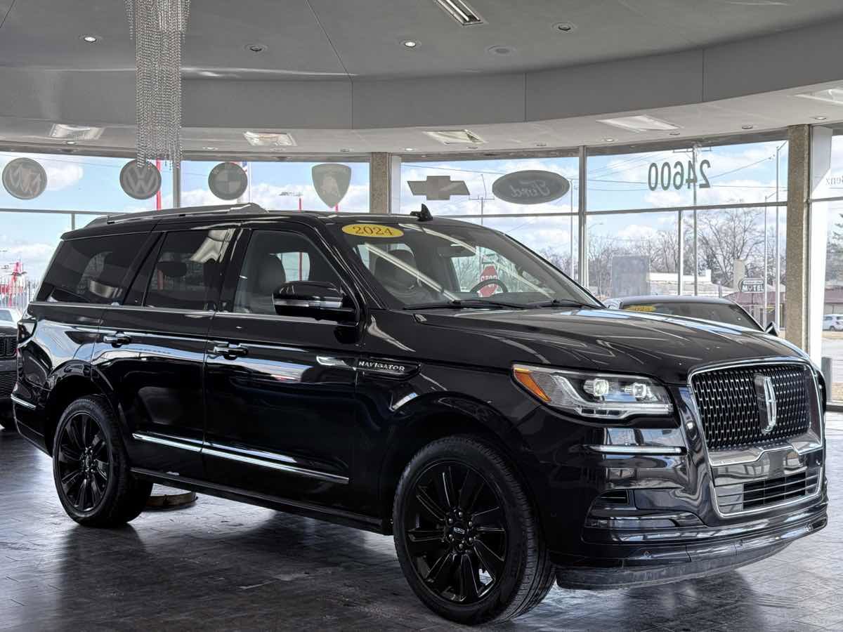 Used 2024 Lincoln Navigator Reserve AWD/4WD image 1