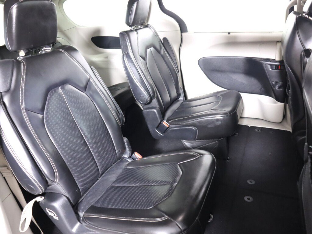 Used 2020 Chrysler Voyager Lxi FWD image 36