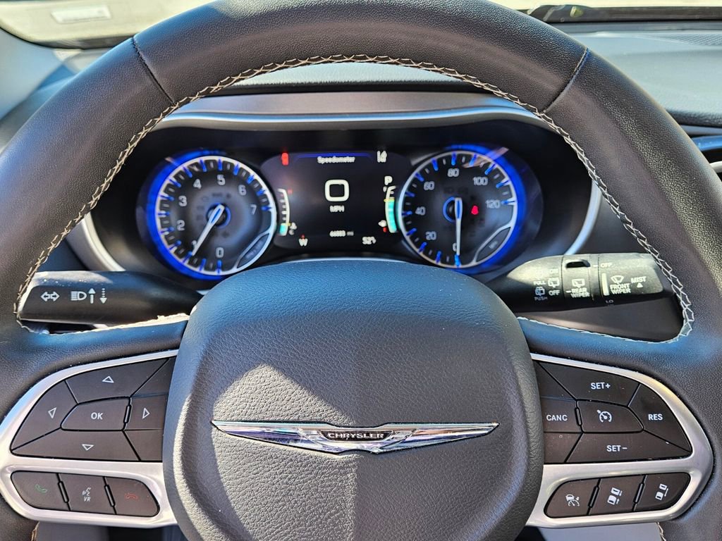 Used 2023 Chrysler Pacifica Touring-L image 22