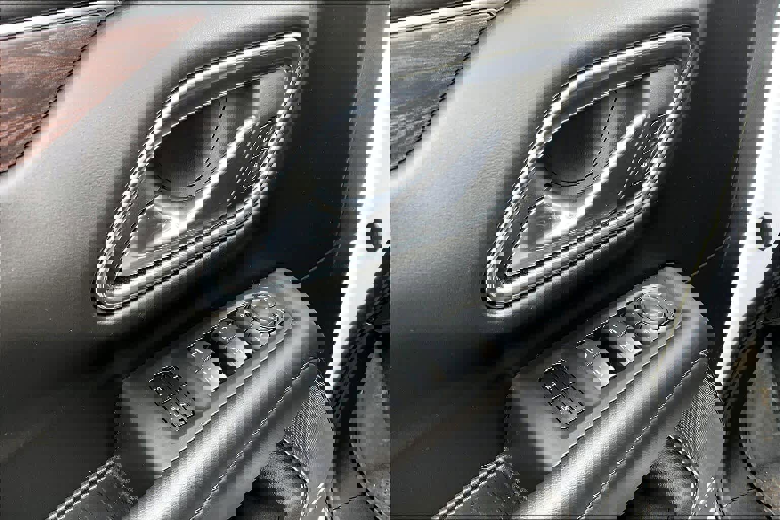 Used 2023 Chevrolet Suburban Z71 w/ Luxury Package image 32