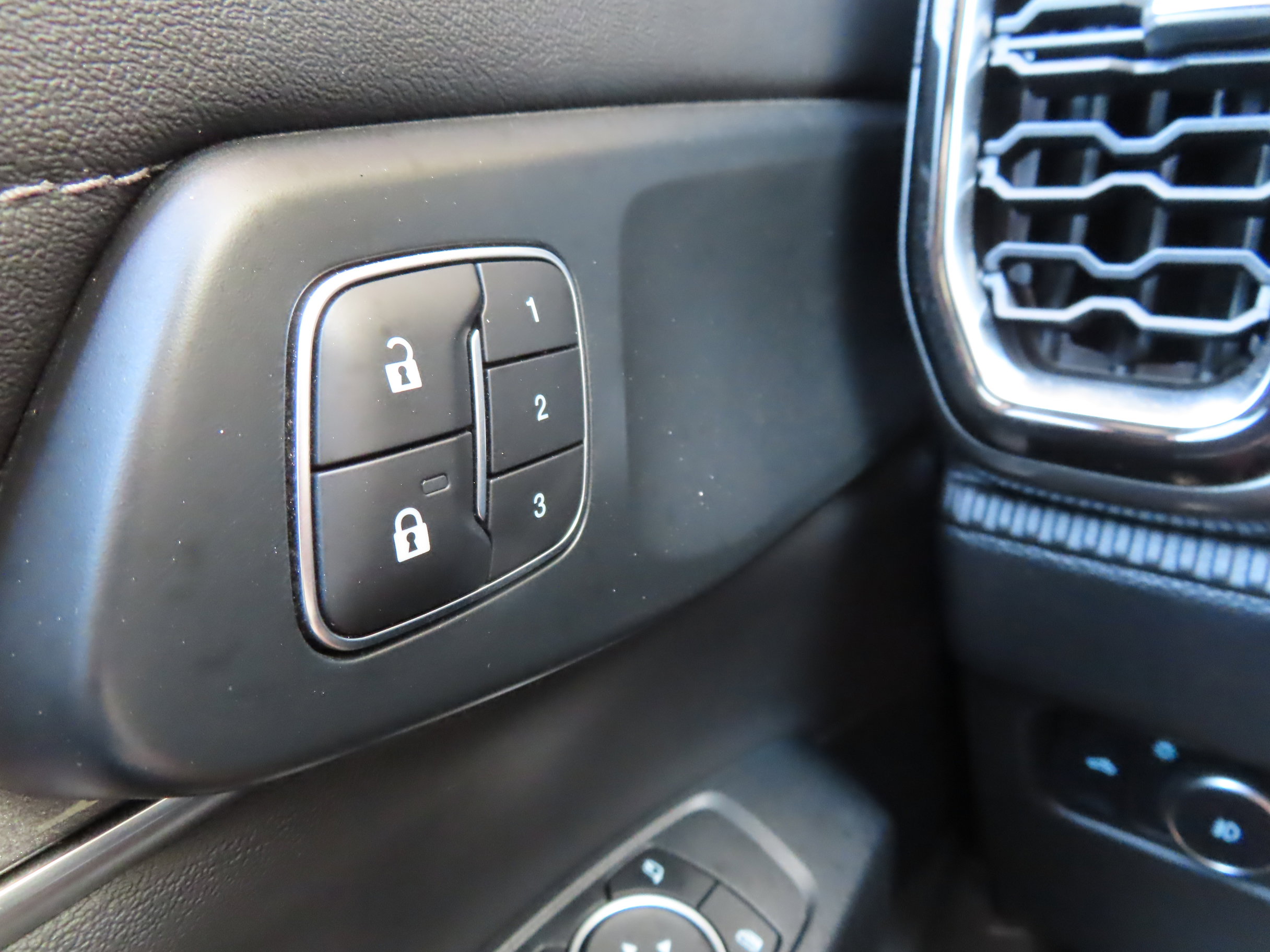Used 2024 Ford Ranger Lariat w/ FX4 Off-Road Package AWD/4WD image 22