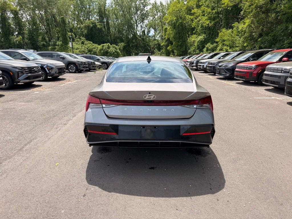 Certified 2025 Hyundai Elantra SEL FWD image 4