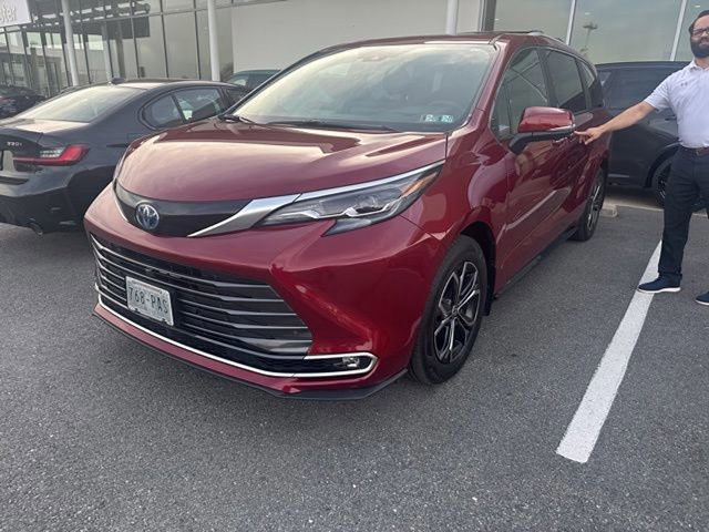 Used 2025 Toyota Sienna Platinum AWD/4WD image 14