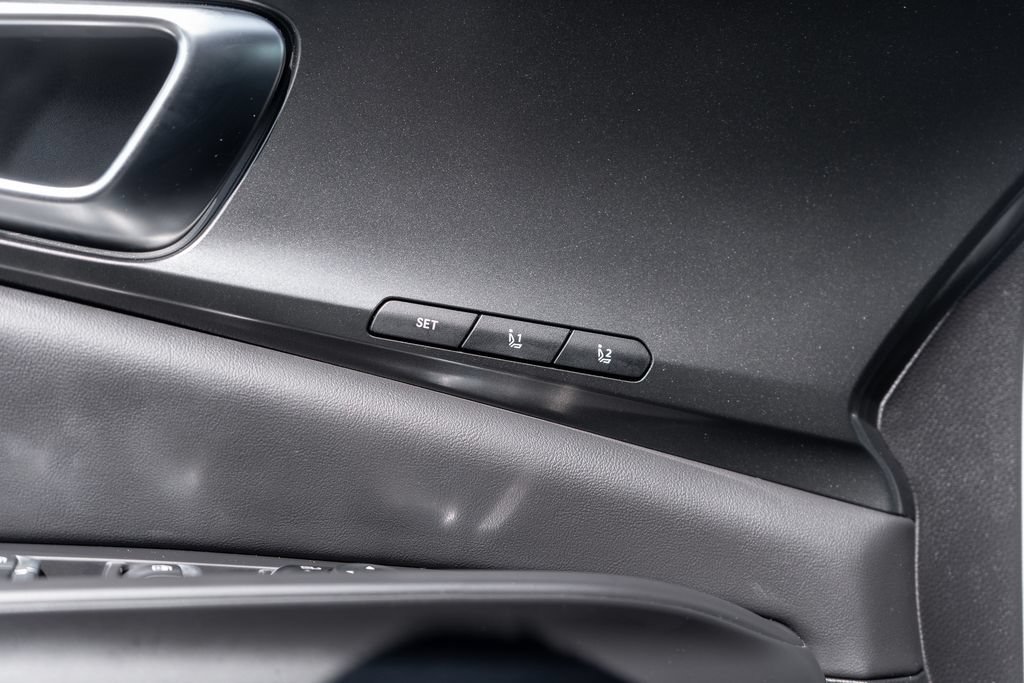 Used 2025 Kia Carnival SX w/ SX Dark Edition Package FWD image 19