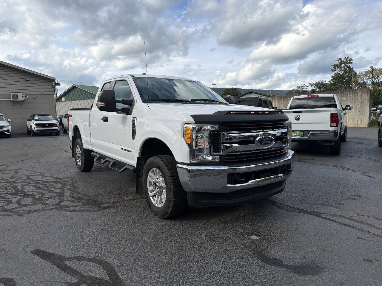Used 2017 Ford F250 XLT AWD/4WD image 2