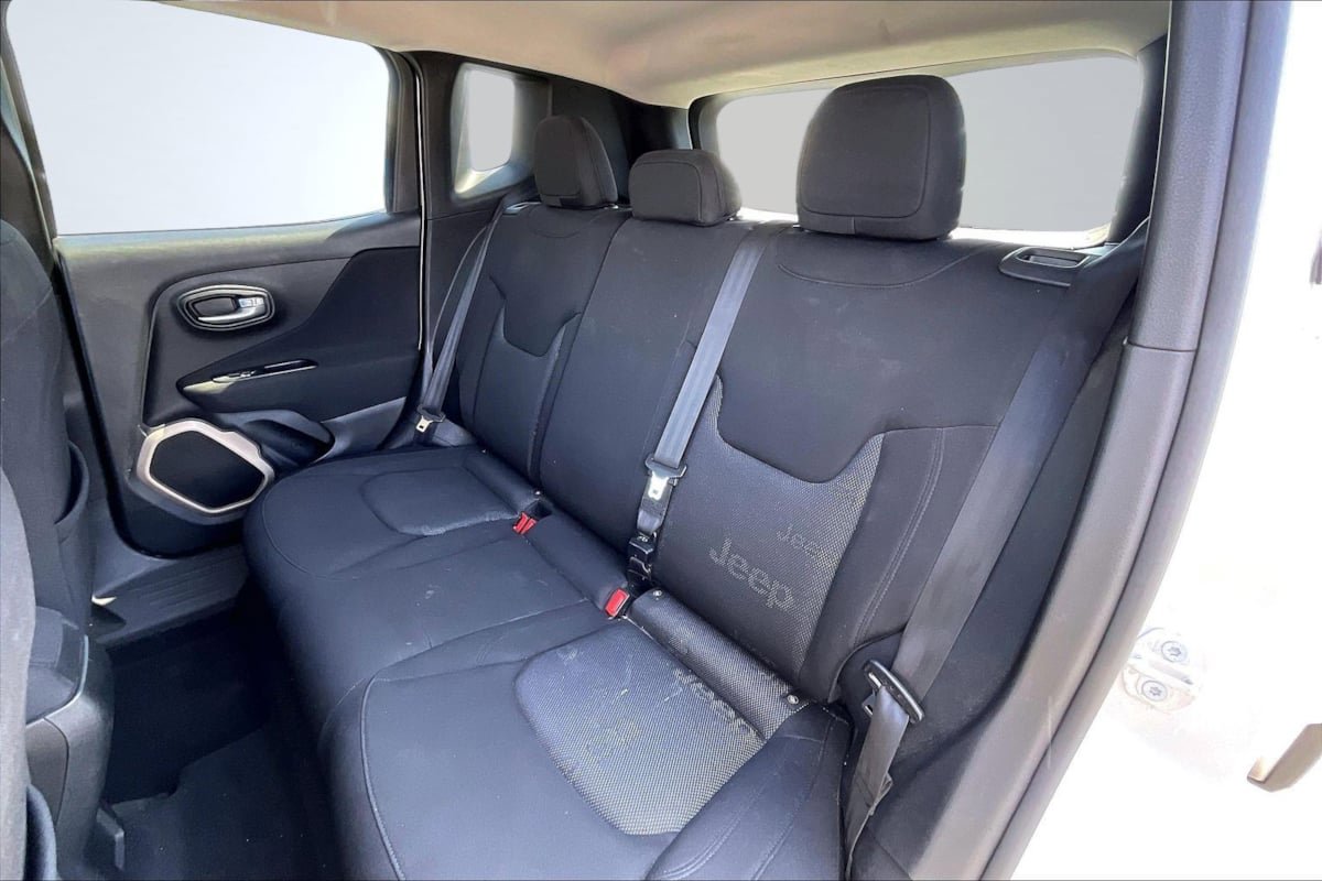 Used 2015 Jeep Renegade Latitude FWD image 26