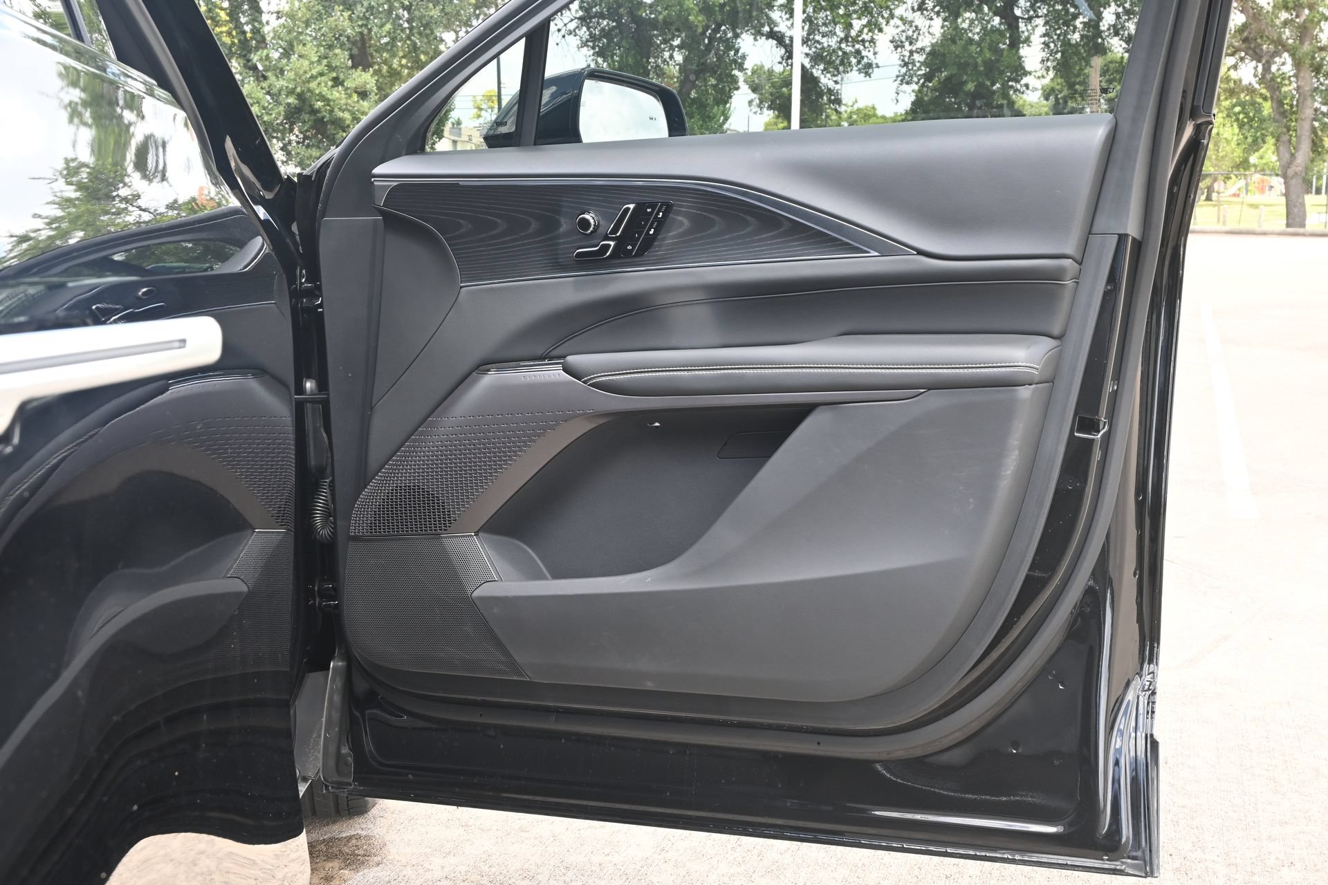 Used 2025 Cadillac Lyriq Luxury w/ LPO, Floor Liner Package AWD/4WD image 24