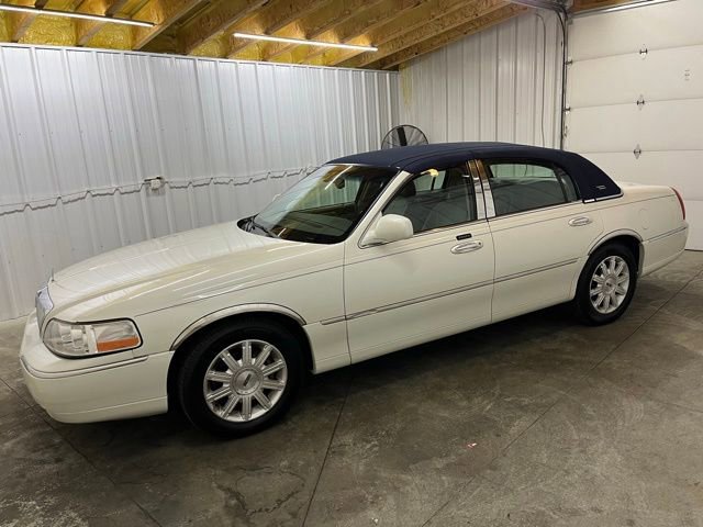 Used 2005 Lincoln Town Car Signature Limited image 4