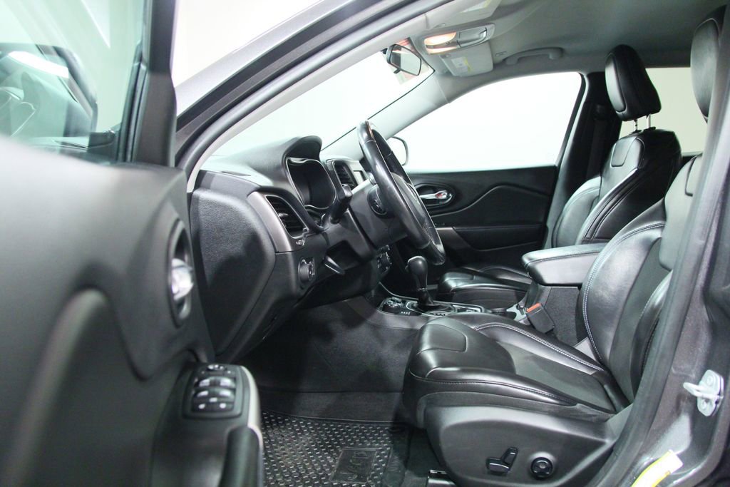 Used 2019 Jeep Cherokee Latitude Plus w/ Cold Weather Group AWD/4WD image 4