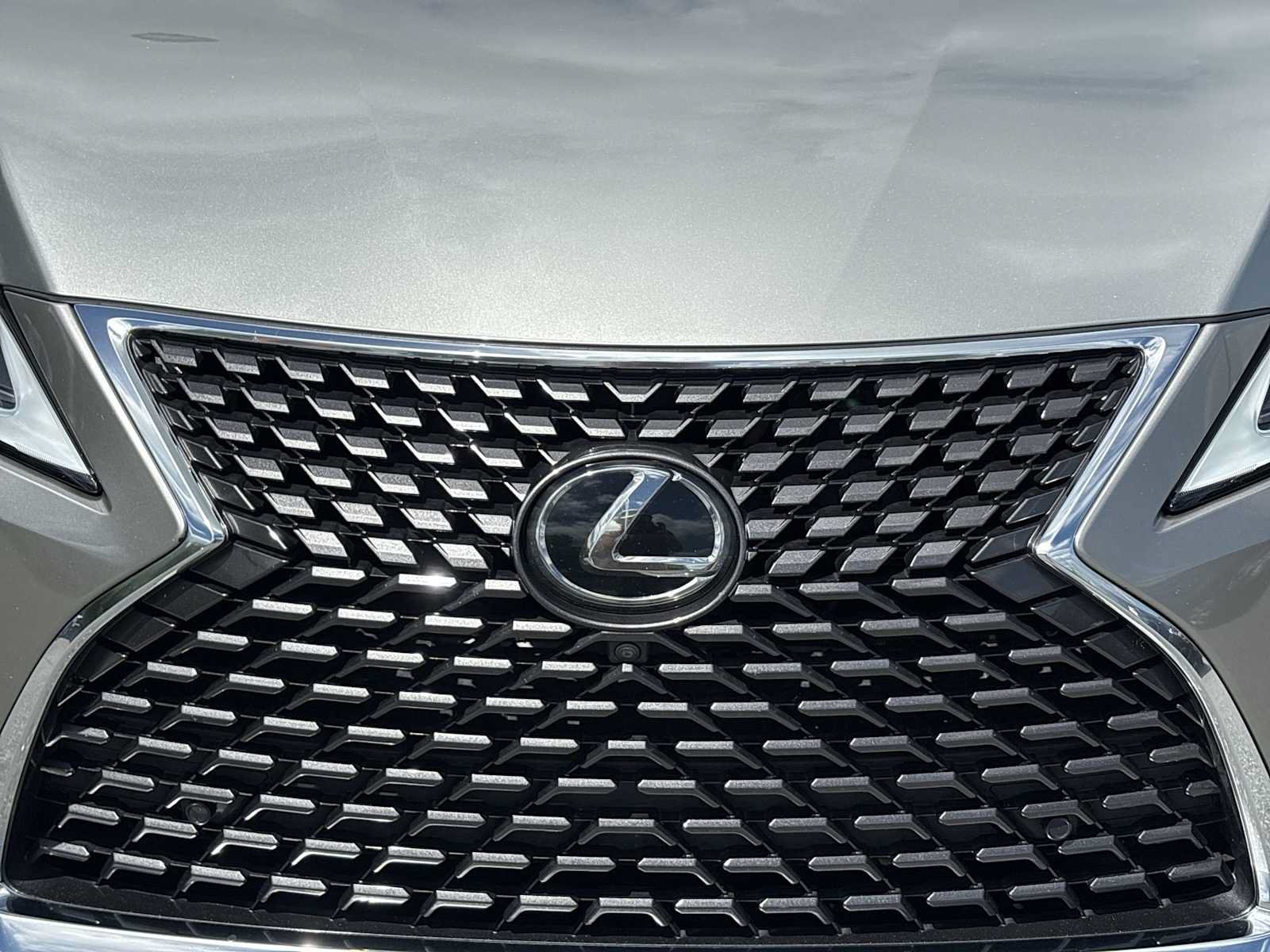 Used 2020 Lexus RX 350L Luxury w/ Cold Weather Package (CT) FWD image 32