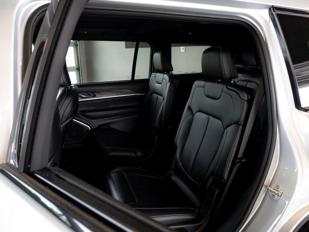 Used 2025 Jeep Grand Cherokee L Limited w/ Luxury Tech Group II AWD/4WD image 12