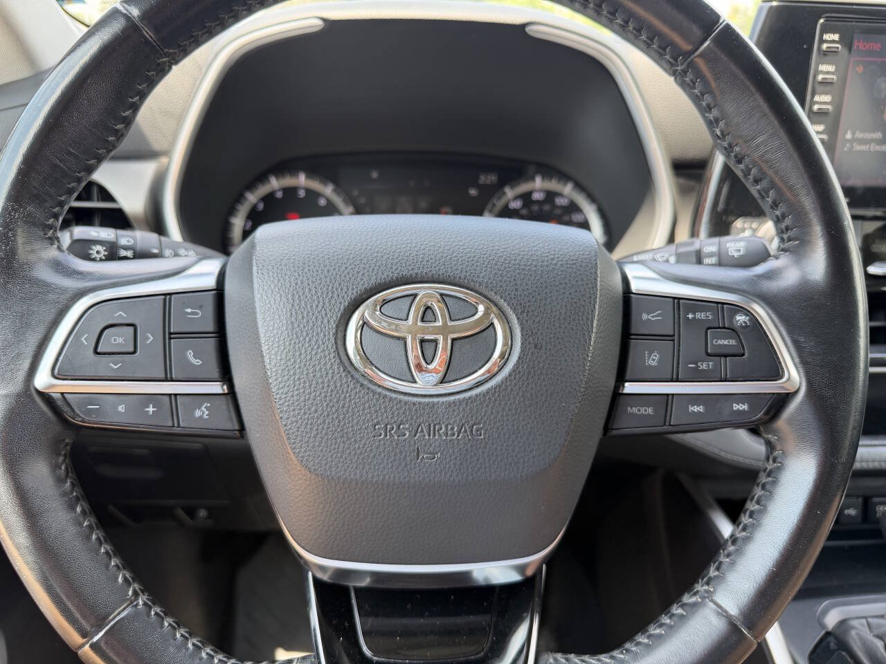 Used 2021 Toyota Highlander XLE AWD/4WD image 23