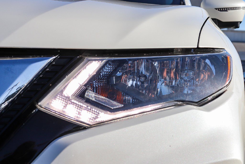 Used 2019 Nissan Rogue SV w/ Premium Package FWD image 4