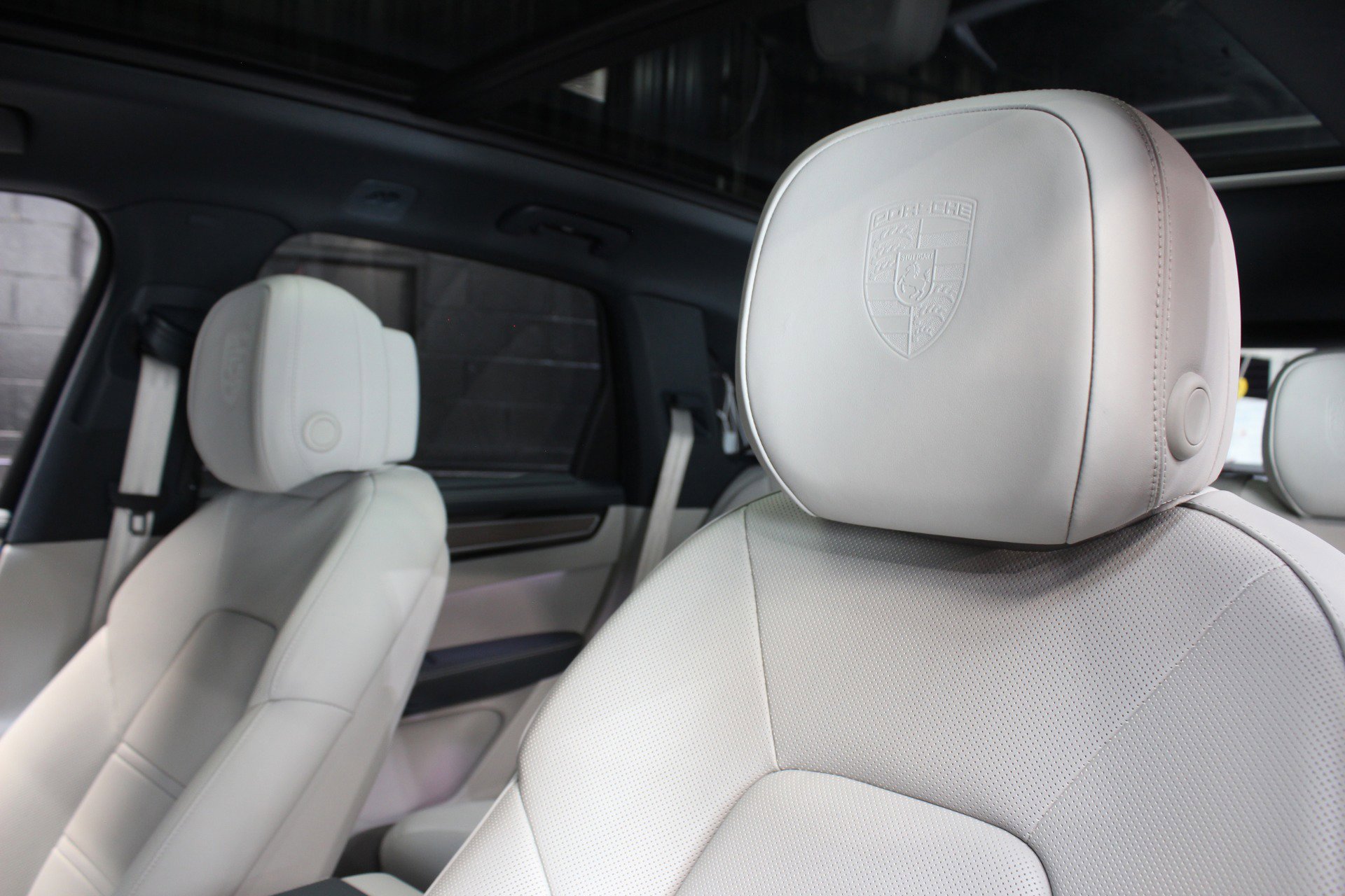 Used 2023 Porsche Cayenne Platinum Edition image 35