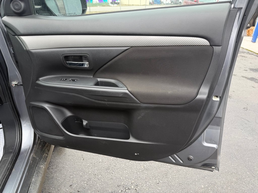 Used 2018 Mitsubishi Outlander SE AWD/4WD image 17