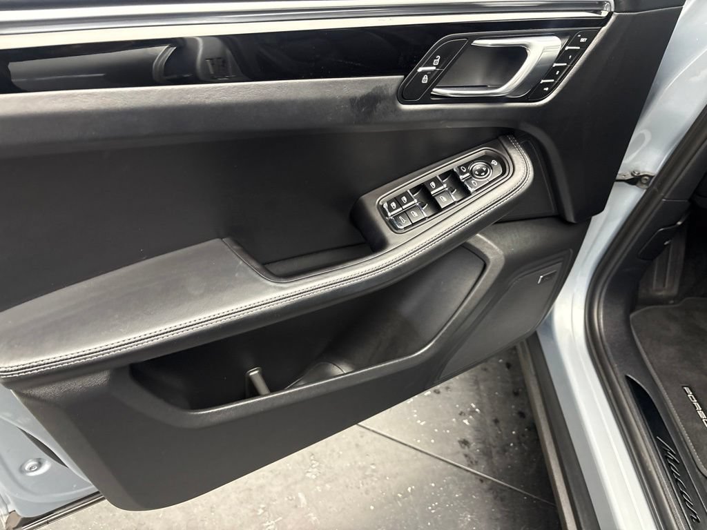 Certified 2024 Porsche Macan Turbo AWD/4WD image 4